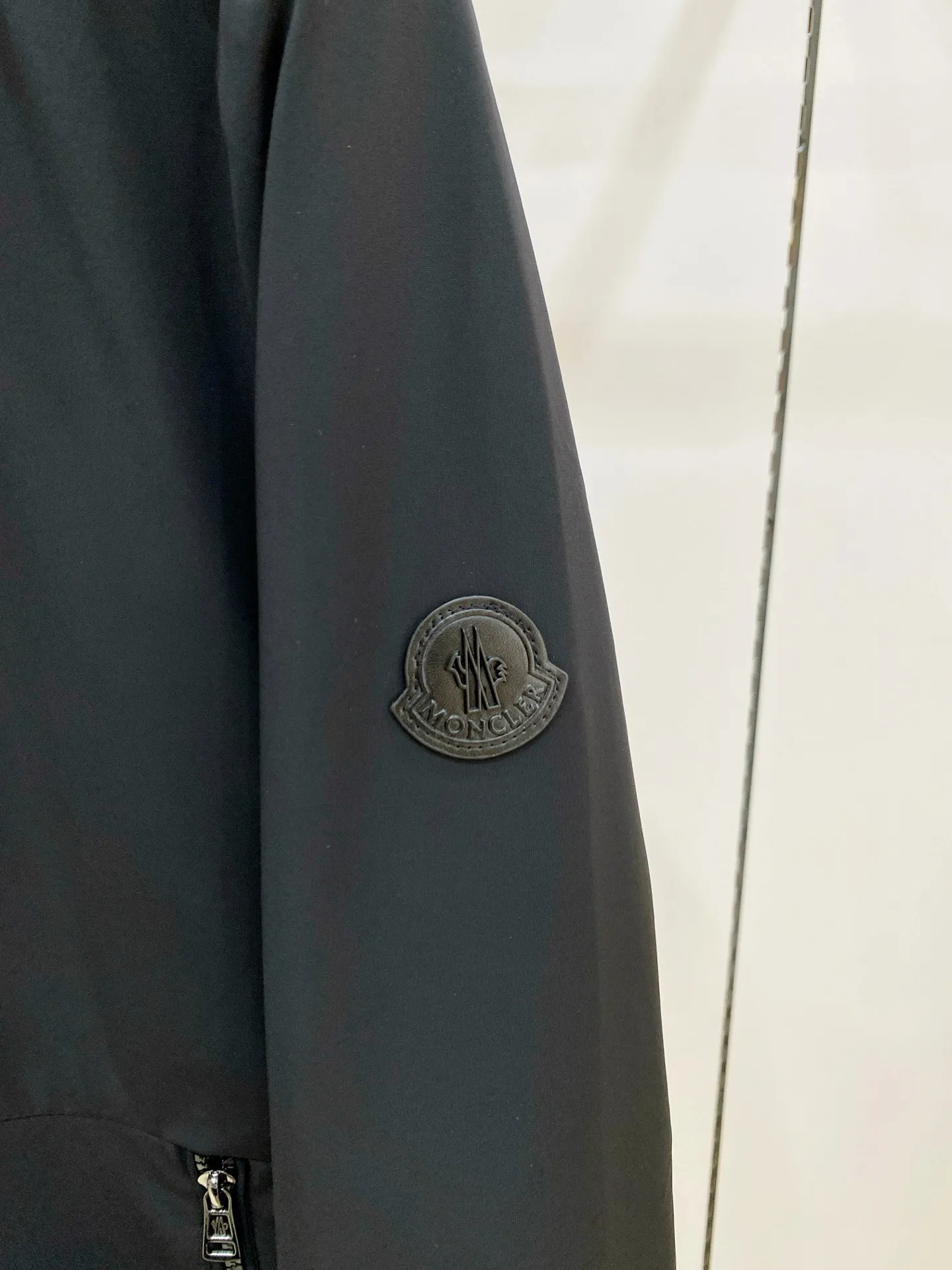 Moncler ： ， ， 。 ， ， ， 、 。 ： ， ， 、 。 Breathable， ， ， 。 ： ， ； ， ， 。 ， ， 。 ：Navy Blue、Khaki、Black ， ， 、 、 ， 。 Sizes：M-4XL